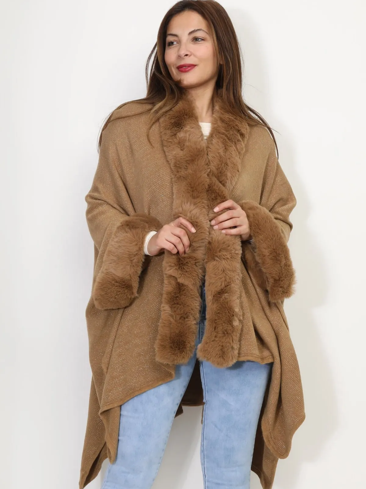 La Modeuse Gilet en maille et fausse fourrure Camel