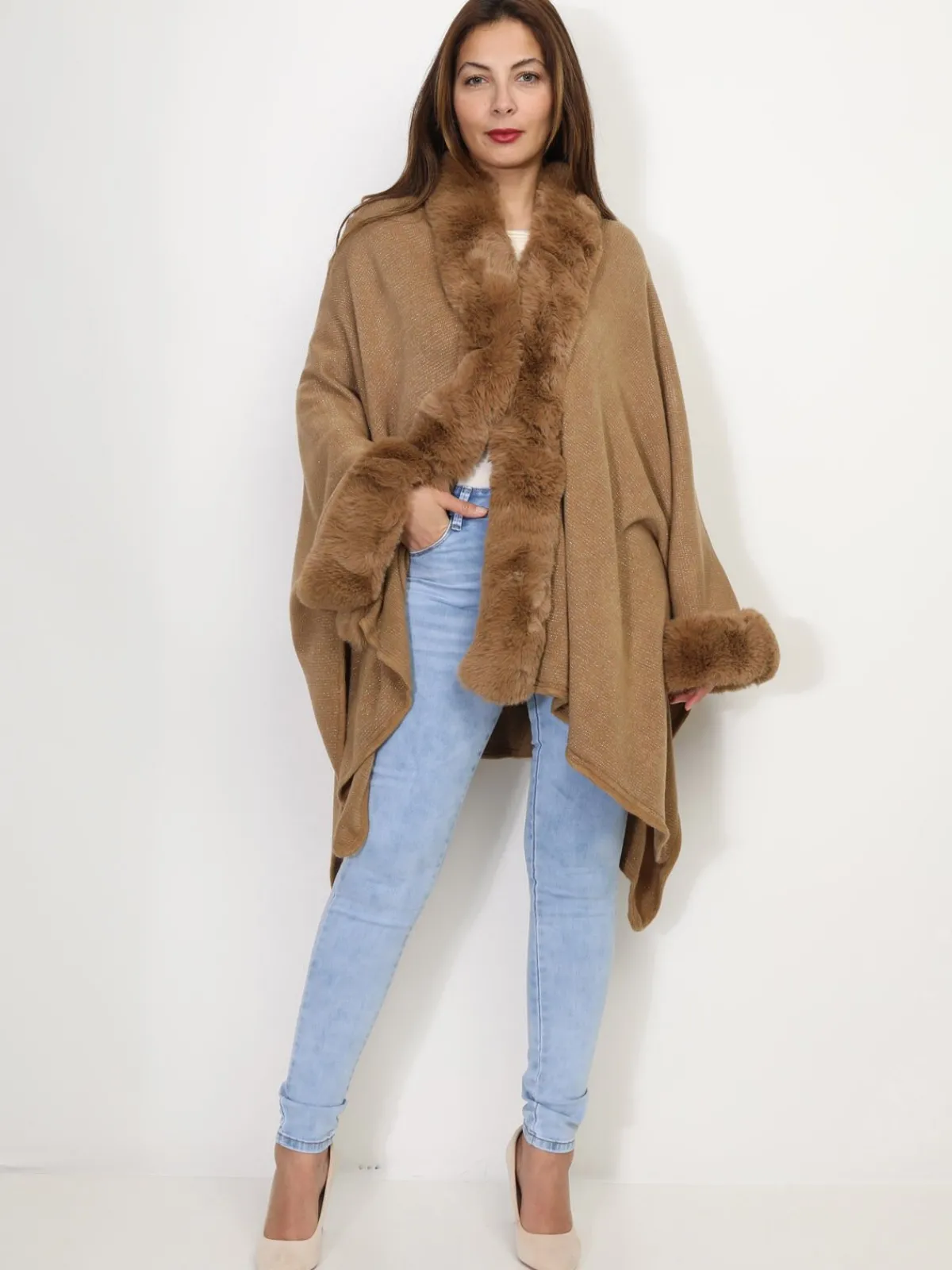 La Modeuse Gilet en maille et fausse fourrure Camel