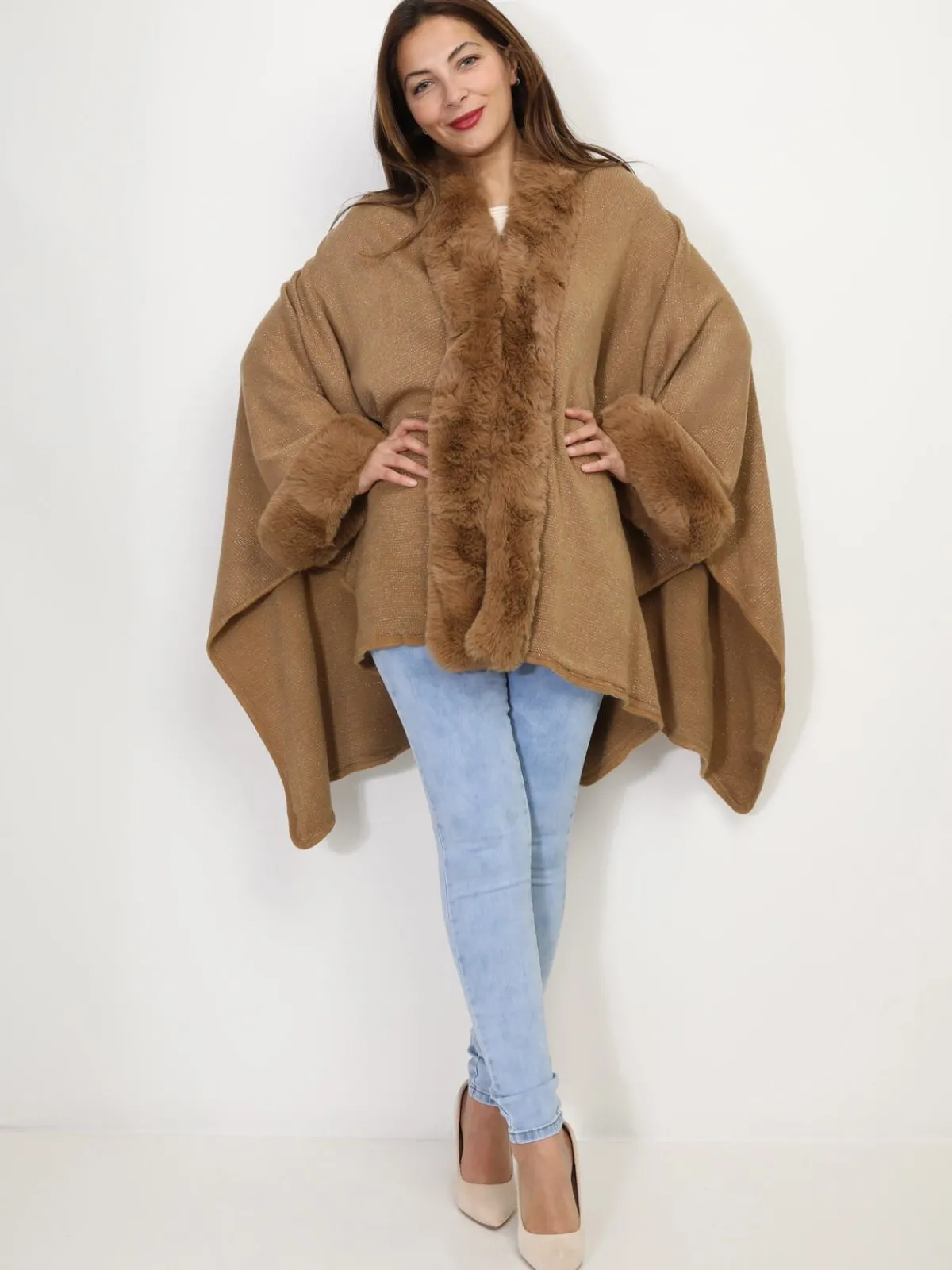La Modeuse Gilet en maille et fausse fourrure Camel