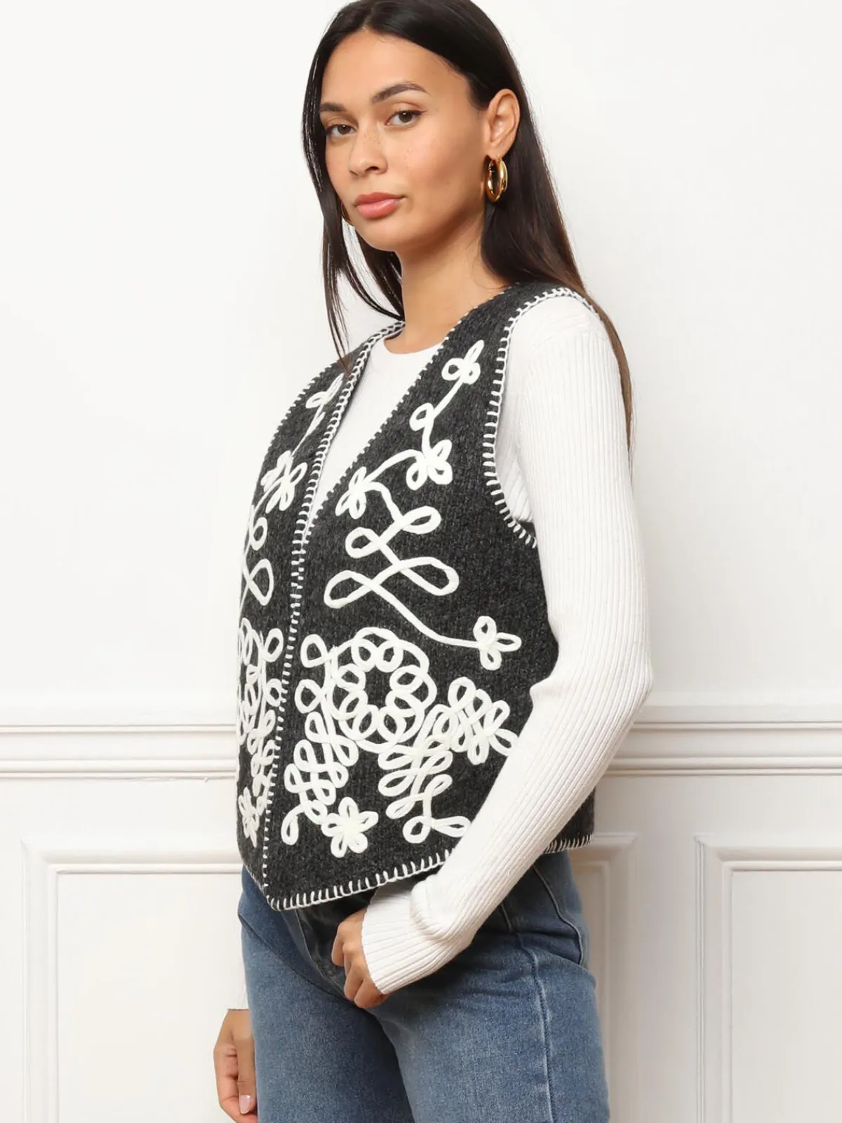 Sale La Modeuse Gilet sans manches avec broderies Noir