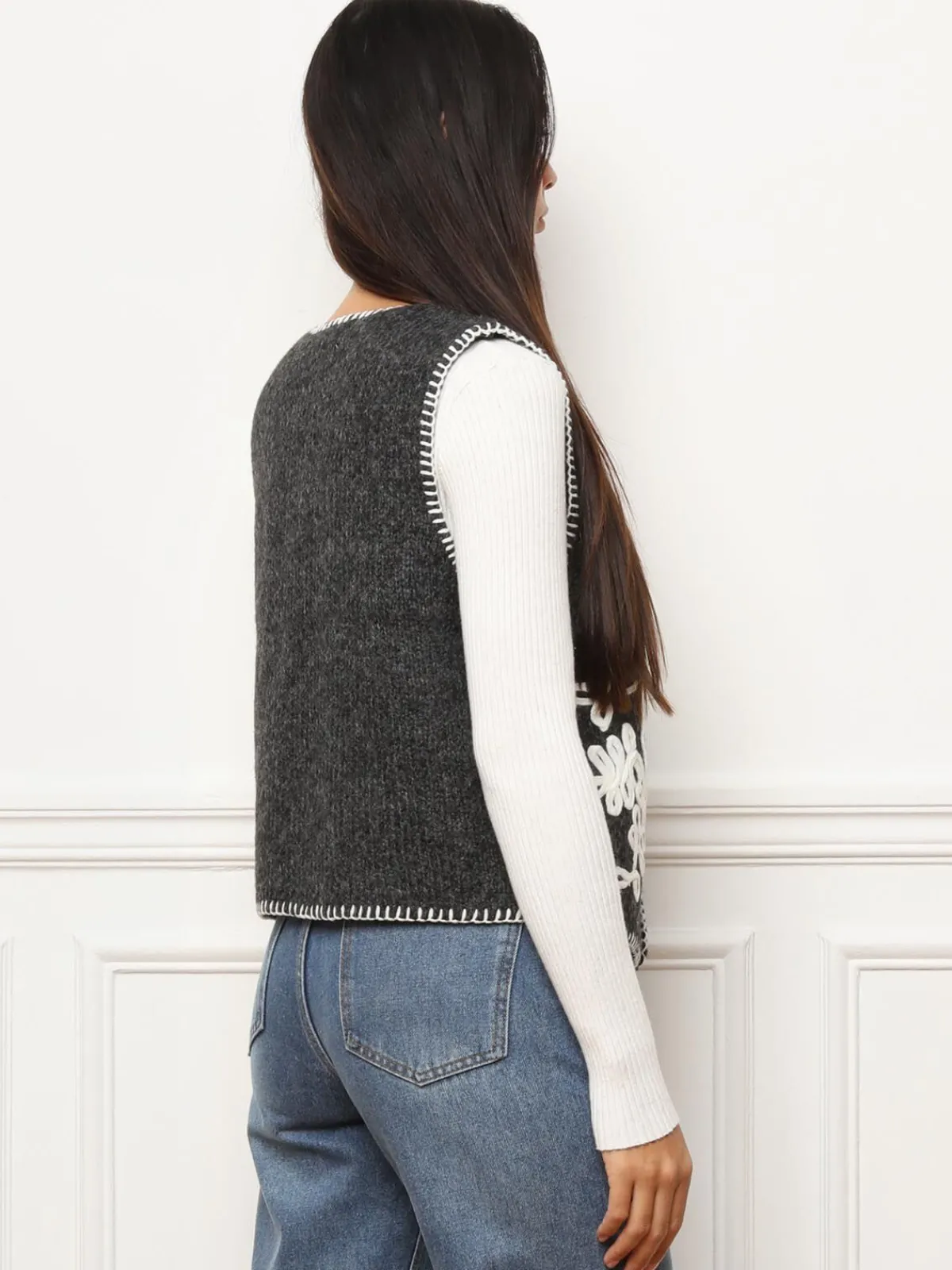 Sale La Modeuse Gilet sans manches avec broderies Noir