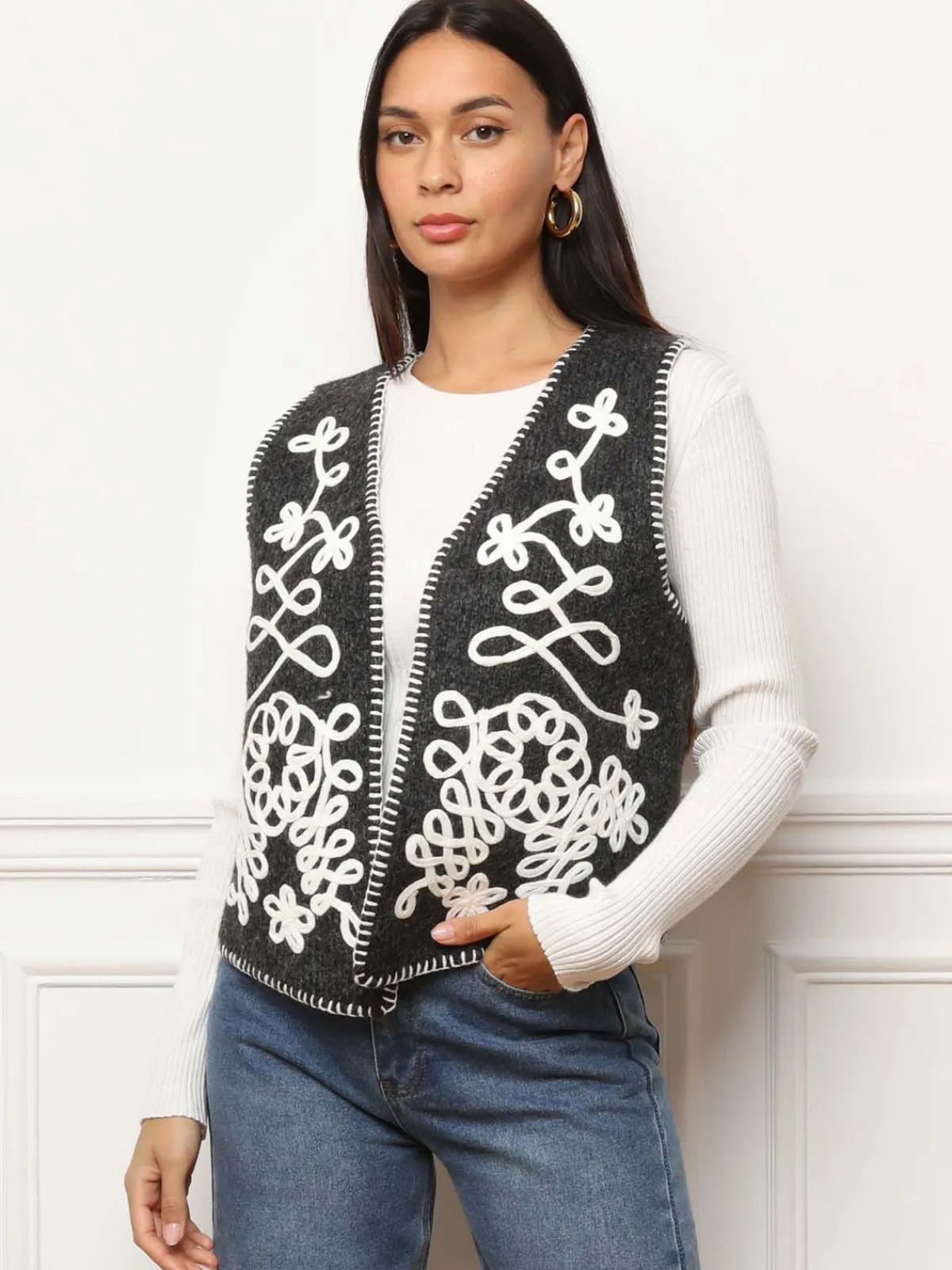 Sale La Modeuse Gilet sans manches avec broderies Noir
