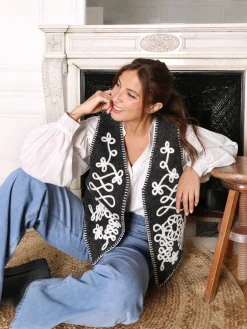 Sale La Modeuse Gilet sans manches avec broderies Noir