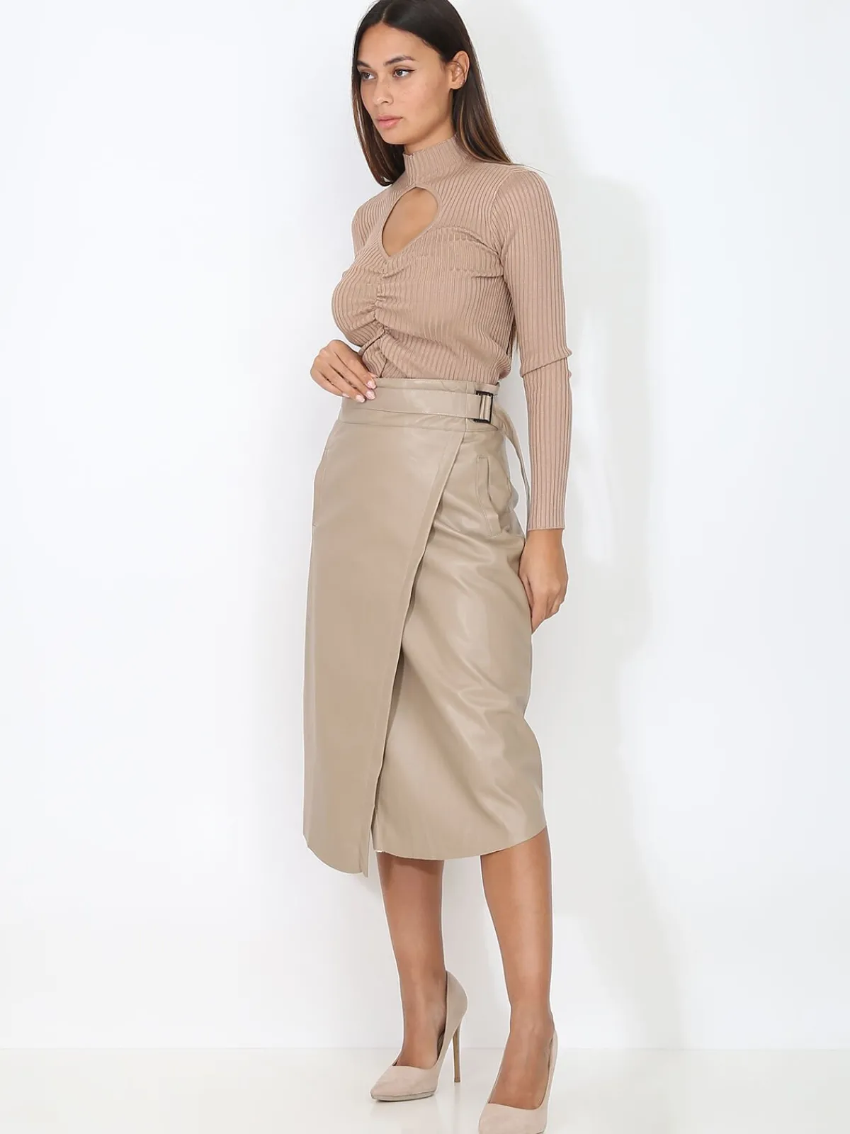 Online La Modeuse Jupe portefeuille ceinturée en simili Taupe