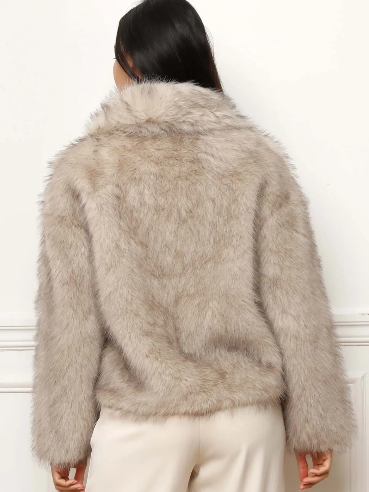 Hot La Modeuse Manteau court en fausse fourrure Taupe