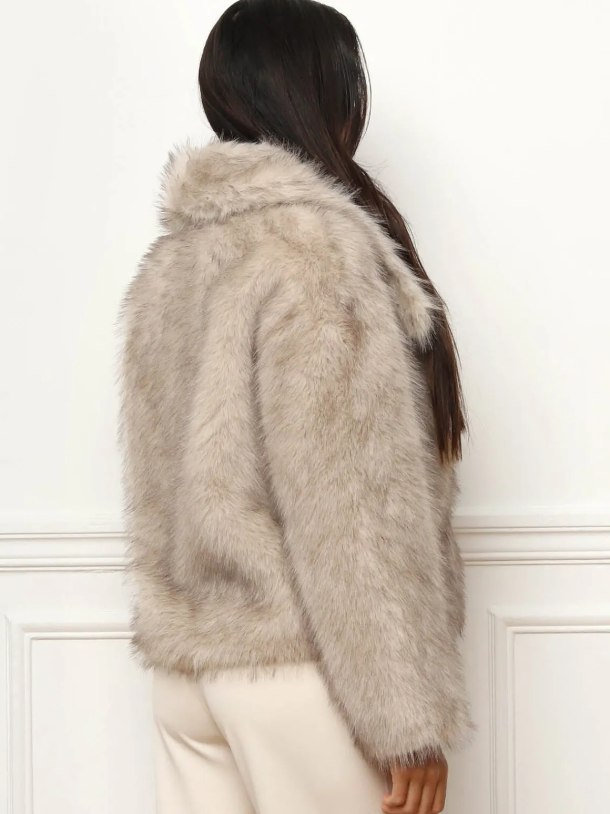 Hot La Modeuse Manteau court en fausse fourrure Taupe