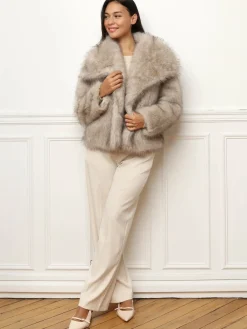 Hot La Modeuse Manteau court en fausse fourrure Taupe