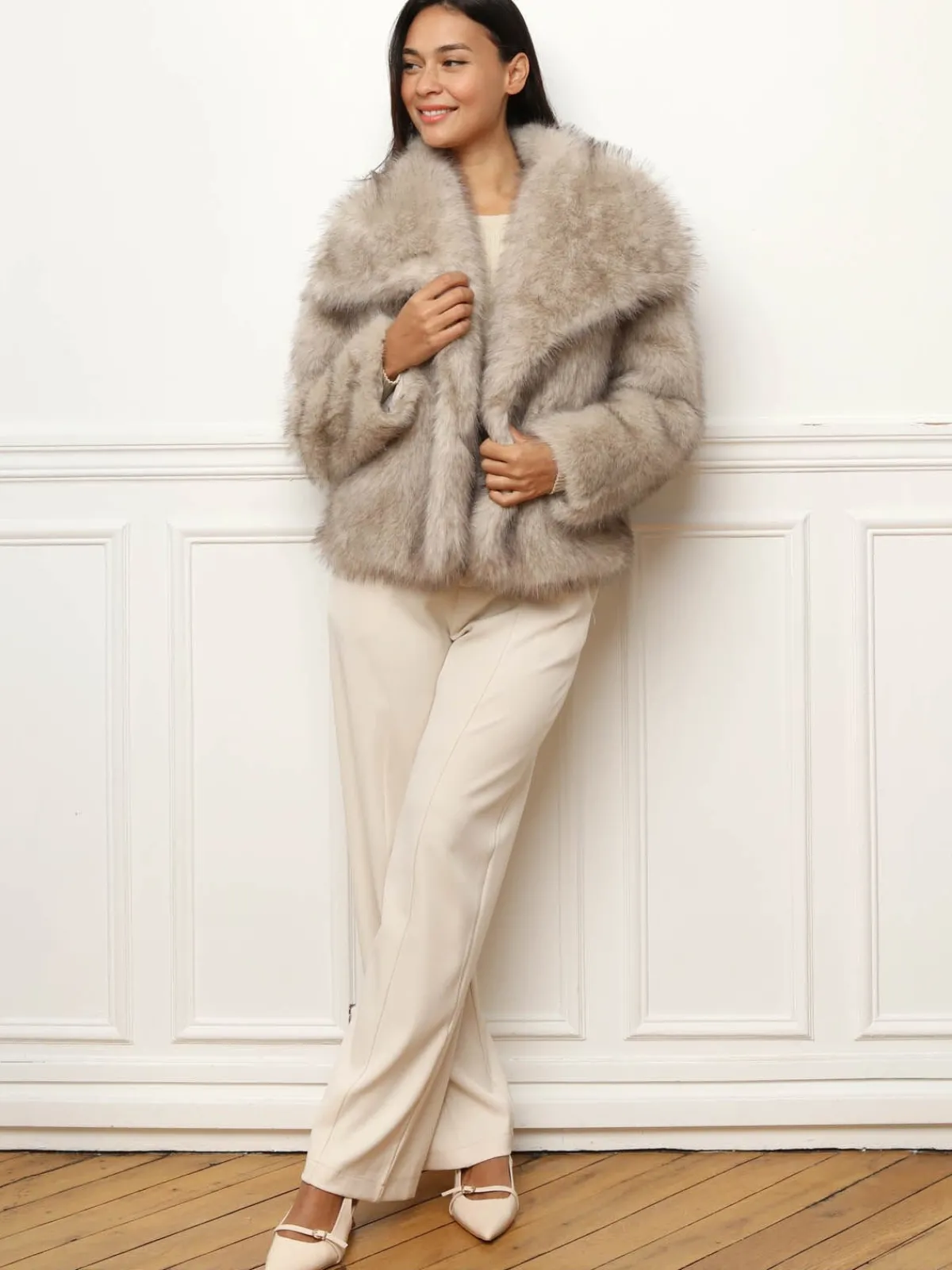 Hot La Modeuse Manteau court en fausse fourrure Taupe