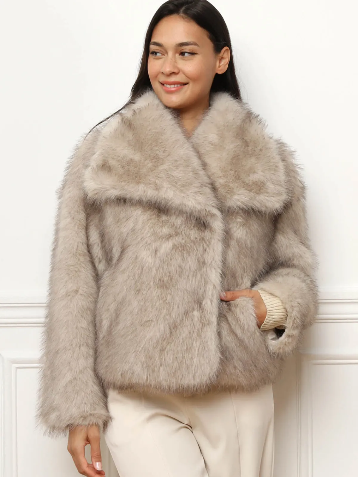 Hot La Modeuse Manteau court en fausse fourrure Taupe