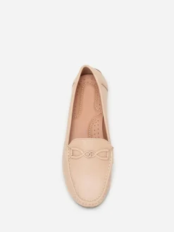 New La Modeuse Mocassins à bride métallique et surpiqûres Beige