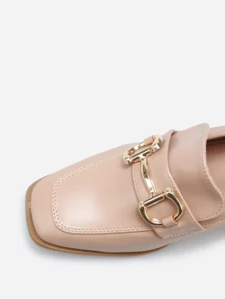 Sale La Modeuse Mocassins à talon avec bout carré et mors doré Taupe