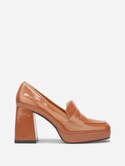 La Modeuse Mocassins vernis à talon Camel