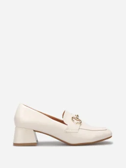 La Modeuse Mocassins vernis à talon et mors doré Beige