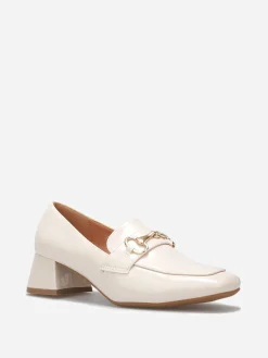 La Modeuse Mocassins vernis à talon et mors doré Beige