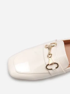 La Modeuse Mocassins vernis à talon et mors doré Beige