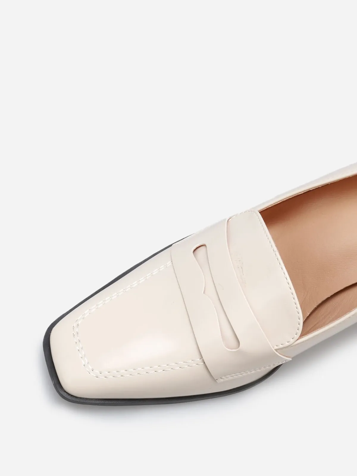 Hot La Modeuse Mocassins vernis à talon et surpiqûres Beige