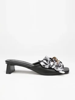Discount La Modeuse Mules  à bride ruban et chaîne Noir