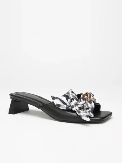 Discount La Modeuse Mules  à bride ruban et chaîne Noir