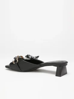 Discount La Modeuse Mules à bride ruban et chaîne Noir