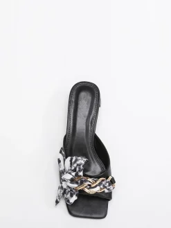 Discount La Modeuse Mules à bride ruban et chaîne Noir