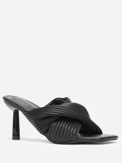 Sale La Modeuse Mules à brides croisées et matelassées Noir