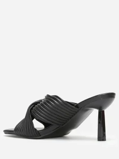 Sale La Modeuse Mules à brides croisées et matelassées Noir