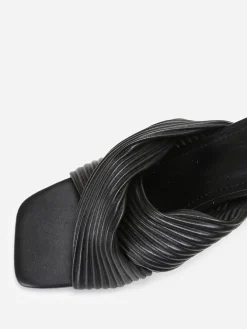 Sale La Modeuse Mules à brides croisées et matelassées Noir