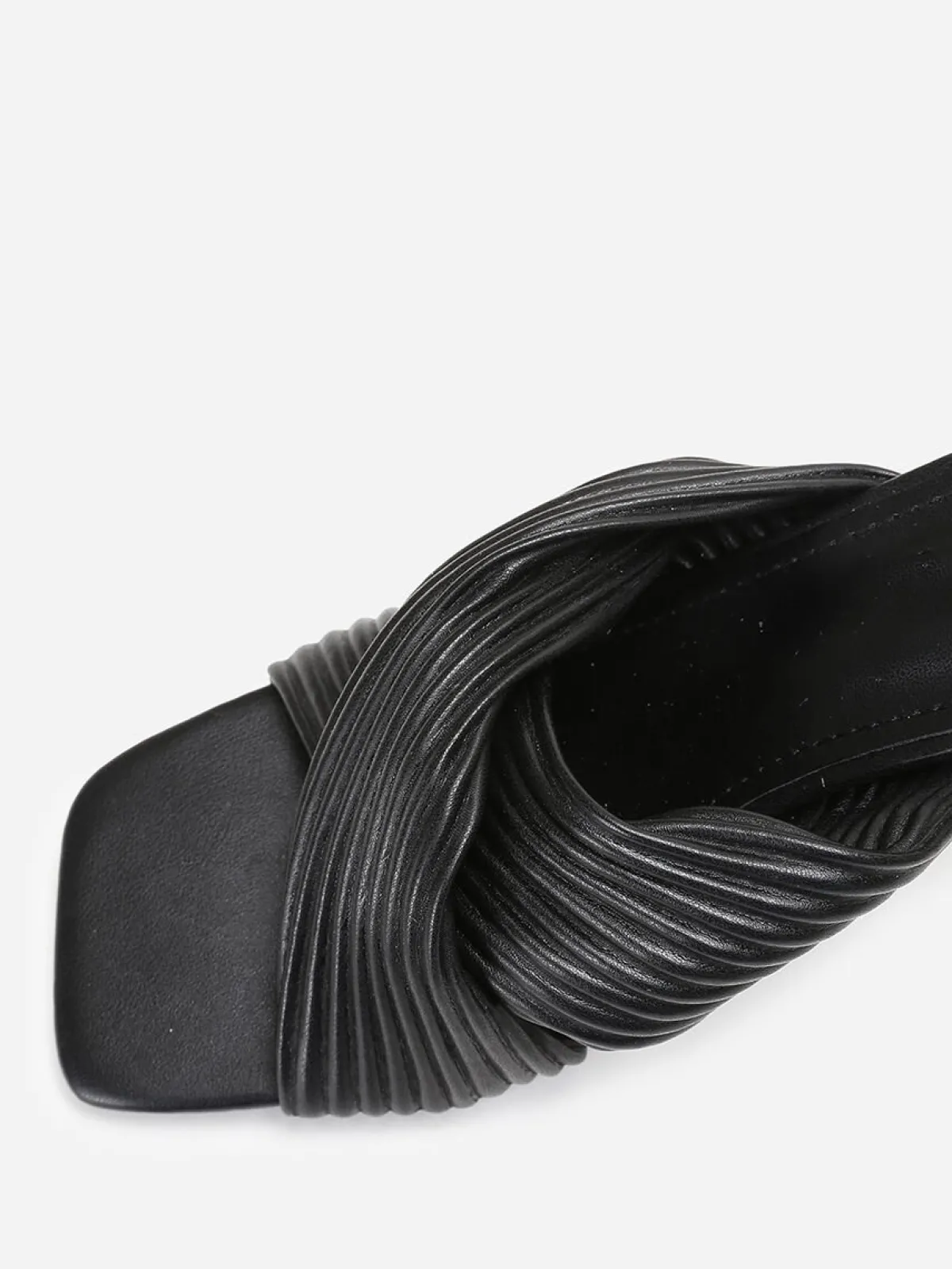 Sale La Modeuse Mules à brides croisées et matelassées Noir