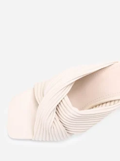 Online La Modeuse Mules à brides croisées et matelassées Beige