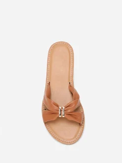 Online La Modeuse Mules à brides en simili avec boucle Camel
