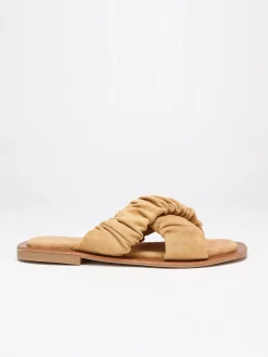 La Modeuse Mules  à brides smockée en suédine Camel