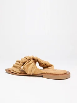 La Modeuse Mules  à brides smockée en suédine Camel