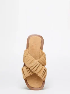 La Modeuse Mules  à brides smockée en suédine Camel