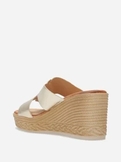 Discount La Modeuse Mules à talon compensé effet tressé Doré