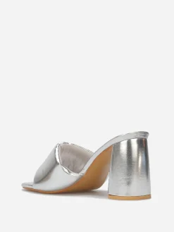 La Modeuse Mules à talon et bride rembourrée Argenté
