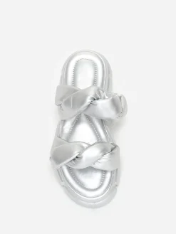 La Modeuse Mules crantées à brides matelassées Argenté