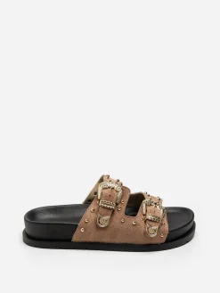 Discount La Modeuse Mules en suédine à boucles et clous dorés Taupe