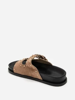 Discount La Modeuse Mules en suédine à boucles et clous dorés Taupe