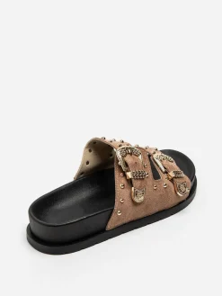 Discount La Modeuse Mules en suédine à boucles et clous dorés Taupe