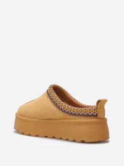 Hot La Modeuse Mules en suédine avec broderies Camel