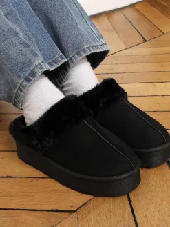 Sale La Modeuse Mules en suédine fourrées Noir