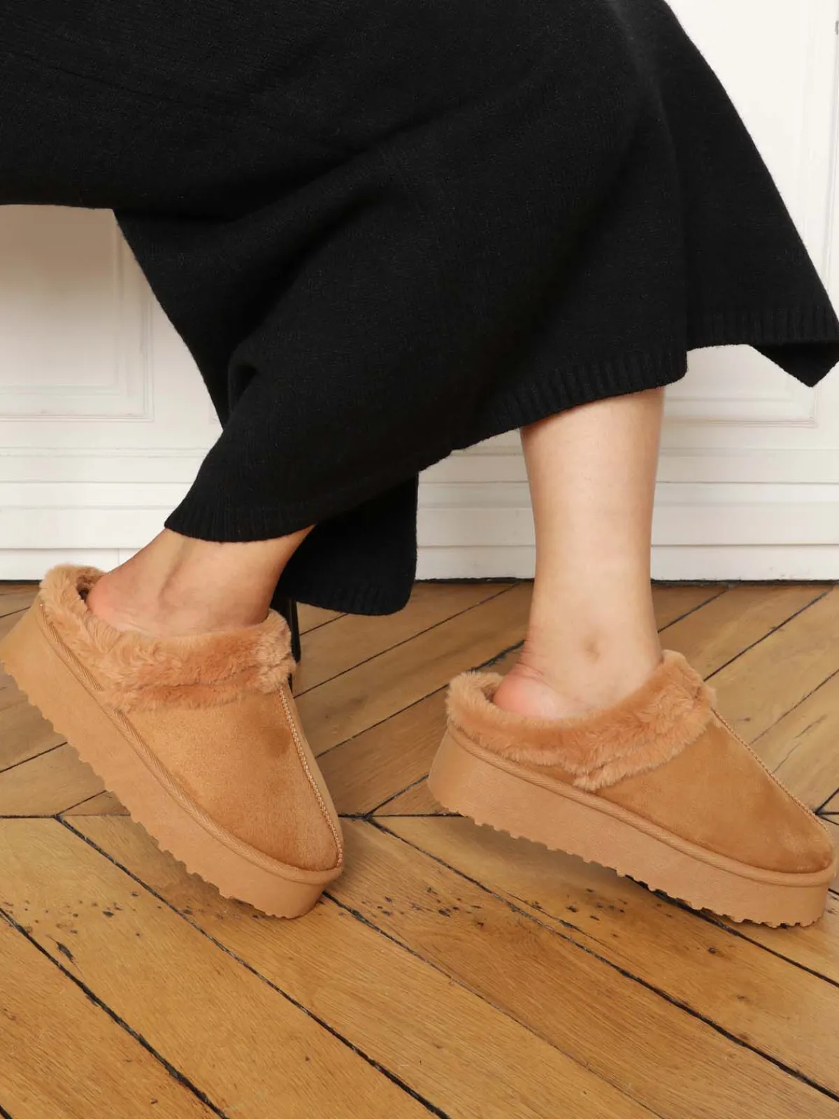 Online La Modeuse Mules en suédine fourrées Camel