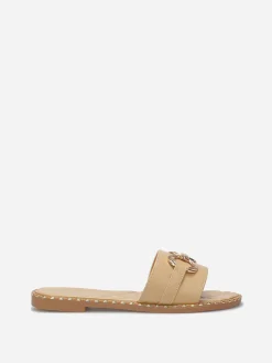 New La Modeuse Mules plates à boucle et clous dorés Taupe
