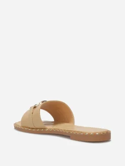 New La Modeuse Mules plates à boucle et clous dorés Taupe