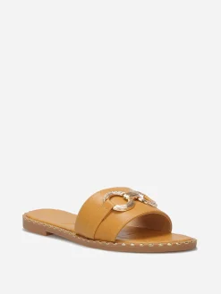Discount La Modeuse Mules plates à boucle et clous dorés Camel
