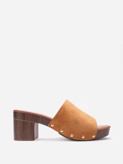 Clearance La Modeuse Mules sabots cloutées en suédine Camel