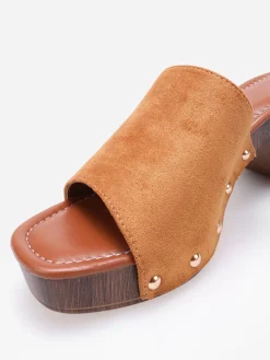Clearance La Modeuse Mules sabots cloutées en suédine Camel