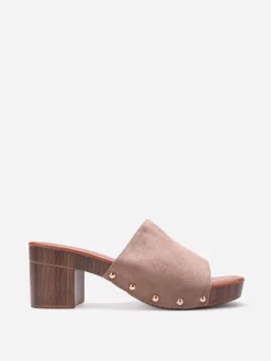 Outlet La Modeuse Mules sabots cloutées en suédine Taupe