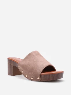 Outlet La Modeuse Mules sabots cloutées en suédine Taupe
