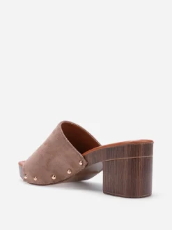 Outlet La Modeuse Mules sabots cloutées en suédine Taupe